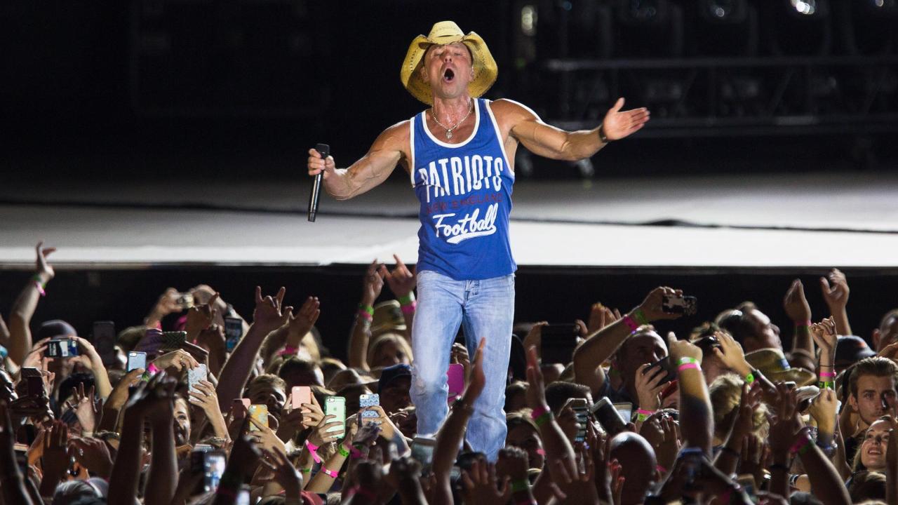 When the sun goes down, Kenny Chesney's a Hub fan – Boston