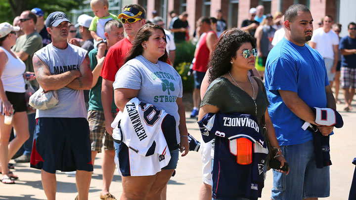 Patriots fans line up to swap Hernandez jerseys - The Boston Globe